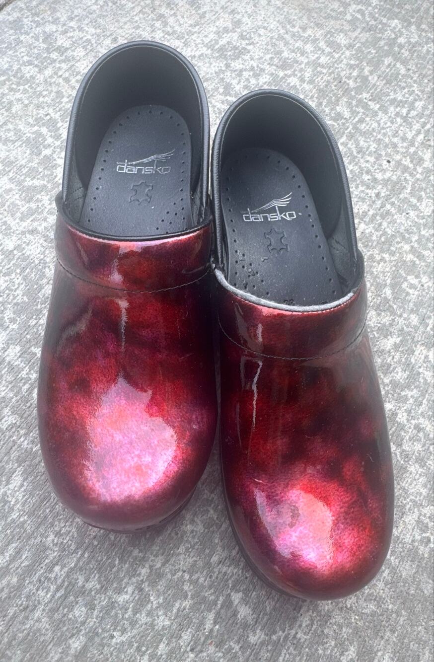 Dansko Red Marbled Patent Leather Professional Clogs Size 38 (US 7.5-8)